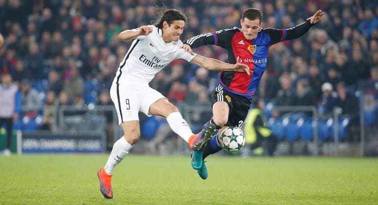 01.11.2016 St Jakob Stadion Basel , SCHWEIZ , Herren Fussball UEFA Champions League FC Basel - Paris Saint Germain Edinson Cavani (li,PSG) gegen Taulant Xhaka (FC Basel) 