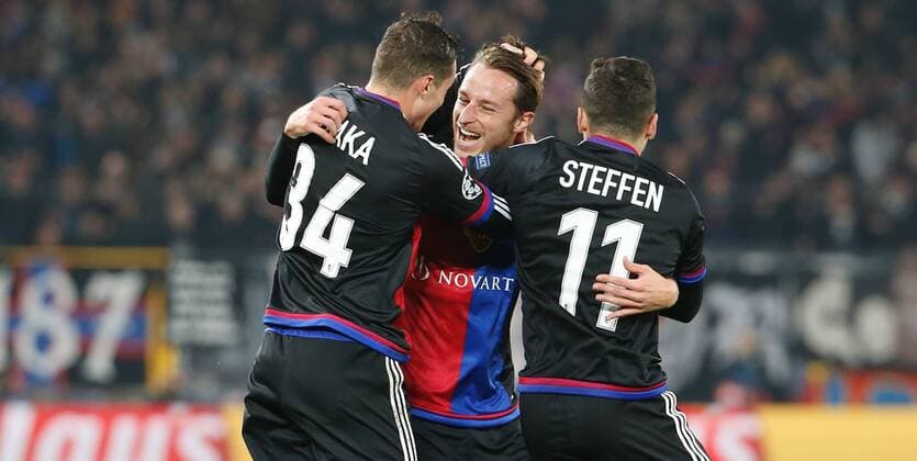 01.11.2016 St Jakob Stadion Basel , SCHWEIZ , Herren Fussball UEFA Champions League FC Basel - Paris Saint Germain Torjubel Luca Zuffi , Renato Steffen und Taulant Xhaka (FC Basel) nach dem Tor zum 1:1 Ausgleich 