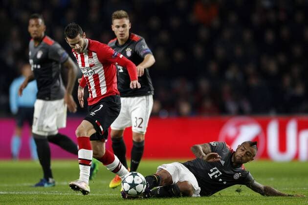 (L-R), Gaston Pereiro of PSV, Arturo Vidal of FC Bayern Munchenduring the UEFA Champions League group D match between PSV Eindhoven and Bayern Munich on November 1, 2016 at the Philips stadium in Eindhoven, The Netherlands. PSV v Bayern Munich UEFA Champions League 2016 2017 xVIxJeroenxPutmansxIVx 6508422