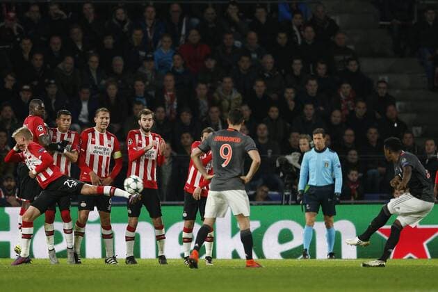 (L-R), Olexandr Zinchenko of PSV, Nicolas Isimat-Mirin of PSV, Luuk de Jong of PSV, Davy Propper of PSV, Robert Lewandowski of FC Bayern Munchen, David Alaba of FC Bayern Munchenduring the UEFA Champions League group D match between PSV Eindhoven and Bayern Munich on November 1, 2016 at the Philips stadium in Eindhoven, The Netherlands. PSV v Bayern Munich UEFA Champions League 2016 2017 xVIxJeroenxPutmansxIVx 6508450