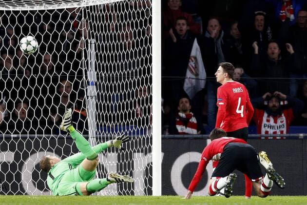 (L-R), Manuel Neuer of FC Bayern Munchen, Davy Propper of PSV, Santiago Arias of PSV,during the UEFA Champions League group D match between PSV Eindhoven and Bayern Munich on November 1, 2016 at the Philips stadium in Eindhoven, The Netherlands. PSV v Bayern Munich UEFA Champions League 2016 2017 xVIxJeroenxPutmansxIVx 6508461