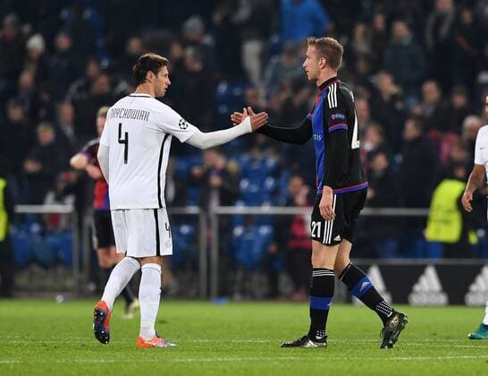 FUSSBALL CHAMPIONS LEAGUE SAISON 2016 2017 GRUPPENPHASE FC Basel - Paris Saint-Germain 01.11.2016 Shake Hands nach dem Spiel; Marc Janko (re, FC Basel) und Grzegorz Krychowiak (Paris Saint-Germain) 
