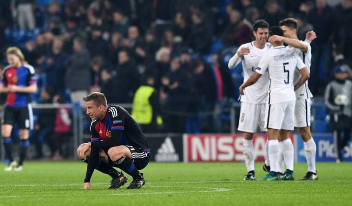 FUSSBALL CHAMPIONS LEAGUE SAISON 2016 2017 GRUPPENPHASE FC Basel - Paris Saint-Germain 01.11.2016 Enttaeuschung Rottenburg; Marc Janko (li, am Boden) und PSG Team jubelt 
