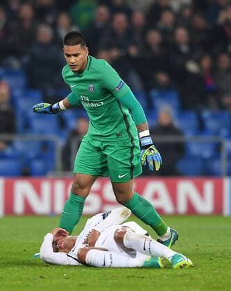 FUSSBALL CHAMPIONS LEAGUE SAISON 2016 2017 GRUPPENPHASE FC Basel - Paris Saint-Germain 01.11.2016 Torwart Torwart Alphonse Areola (oben, Paris Saint-Germain) und Thiago Silva (am Boden, Paris Saint-Germain) kracht in 