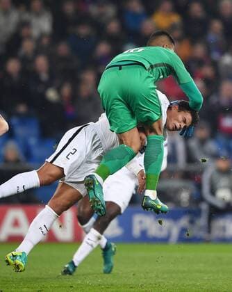 FUSSBALL CHAMPIONS LEAGUE SAISON 2016 2017 GRUPPENPHASE FC Basel - Paris Saint-Germain 01.11.2016 Abflug; Thiago Silva (Mitte hinten, Paris Saint-Germain) kracht in Torwart Torwart Alphonse Areola (Paris Saint-Germain) 