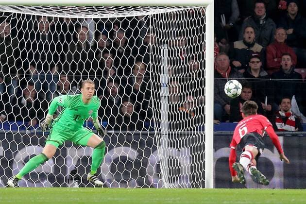 Torwart Manuel Neuer (FC Bayern Muenchen 1) Davy Proepper ( PSV Eindhoven 6), PSV Eindhoven vs. FC Bayern Muenchen, UEFA Champions League, Fussball, 01.11.2016, Eindhoven Copyright: xLangerx xEibner-Pressefotox EP_HLR