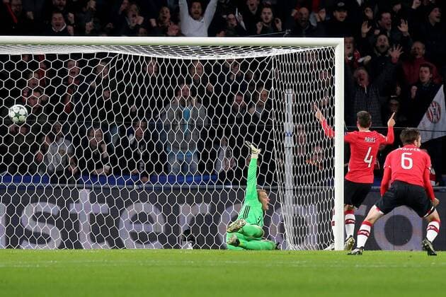 Torwart Manuel Neuer (FC Bayern Muenchen 1) Santiago Arias ( PSV Eindhoven 4) Davy Proepper ( PSV Eindhoven 6), PSV Eindhoven vs. FC Bayern Muenchen, UEFA Champions League, Fussball, 01.11.2016, Eindhoven Copyright: xLangerx xEibner-Pressefotox EP_HLR