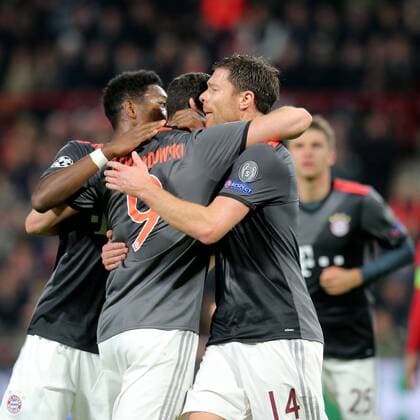 David Alaba (FC Bayern Muenchen 27) Robert Lewandowski (FC Bayern Muenchen 9) Xabi Alonso (FC Bayern Muenchen 14) Jubel nach dem 1:1, PSV Eindhoven vs. FC Bayern Muenchen, UEFA Champions League, Fussball, 01.11.2016, Eindhoven Copyright: xLangerx xEibner-Pressefotox EP_HLR