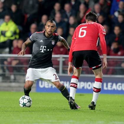 Arturo Vidal (FC Bayern Muenchen 23) Davy Proepper ( PSV Eindhoven 6), PSV Eindhoven vs. FC Bayern Muenchen, UEFA Champions League, Fussball, 01.11.2016, Eindhoven Copyright: xLangerx xEibner-Pressefotox EP_HLR