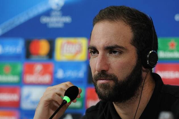 IPP20161101 Football - soccer: UEFA Champions League 2016 2017, Juventus Turin - Olympique Lyon, Gonzalo Higuain con le cuffie per la traduzione xHOCHxZWEIx xItalyxPhotoxPressx 
