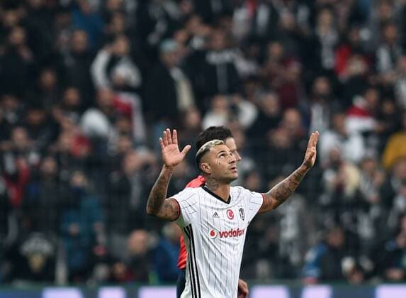 (161102) -- ISTANBUL, Nov. 2, 2016 -- Besiktas Ricardo Quaresma celebrates a goal during the UEFA Champions League Group B match between Besiktas and Napoli in Istanbul, Turkey, on Nov. 1, 2016. The match ended in a 1-1 draw. ) (SP)TURKEY-ISTANBUL-SOCCER-UEFA CHAMPIONS LEAGUE-BESIKTAS VS NAPOLI HexCanling 