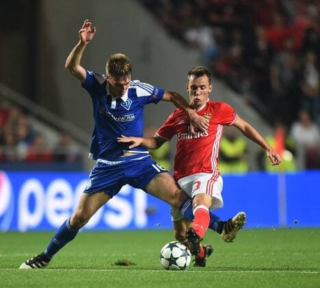(161102) -- LISBON, Nov. 2, 2016 -- Benfica s Alex Grimaldo (R) vies with Dynamo Kyiv s Serhiy Sydorchuk during the European Champions League soccer match between SL Benfica and FC Dynamo Kyiv at Luz stadium in Lisbon, Portugal, on Nov. 1, 2016. Benfica won 1-0. ) (SP)PORTUGAL-LISBON-SOCCER-UEFA CHAMPIONS LEAGUE ZhangxLiyun 
