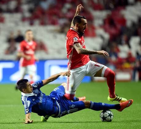(161102) -- LISBON, Nov. 2, 2016 -- Benfica s Kostas Mitroglou (R) vies with Dynamo Kyiv s Yevhen Khacheridi during the European Champions League soccer match between SL Benfica and FC Dynamo Kyiv at Luz stadium in Lisbon, Portugal, on Nov. 1, 2016. Benfica won 1-0. ) (SP)PORTUGAL-LISBON-SOCCER-UEFA CHAMPIONS LEAGUE ZhangxLiyun 