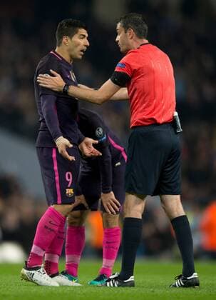 01.11.2016, Etihad Stadium, Manchester, ENG, UEFA CL, Manchester City vs FC Barcelona Barca Gruppe C, im Bild Luis Suarez of Barcelona (left) remonstrates with referee Viktor Kassai Luis Suarez of Barcelona (left) remonstrates with referee Viktor Kassai during the UEFA Champions League group C match between Manchester City and FC Barcelona at the Etihad Stadium in Manchester, Great Britain on 2016 11 01. Manchester  EP_fil  