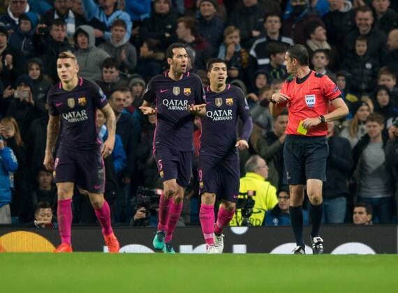 01.11.2016, Etihad Stadium, Manchester, ENG, UEFA CL, Manchester City vs FC Barcelona Barca Gruppe C, im Bild Barcelona players remonstrates with referee Viktor Kassai following Manchester City s 3rd goal (3-1) Barcelona players remonstrates with referee Viktor Kassai following Manchester City s 3rd goal (3-1) during the UEFA Champions League group C match between Manchester City and FC Barcelona at the Etihad Stadium in Manchester, Great Britain on 2016 11 01. Manchester  EP_fil  