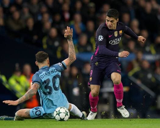 01.11.2016, Etihad Stadium, Manchester, ENG, UEFA CL, Manchester City vs FC Barcelona Barca Gruppe C, im Bild Luis Suarez of Barcelona (right) gets past Nicolas Otamendi of Manchester City Luis Suarez of Barcelona (right) gets past Nicolas Otamendi of Manchester City during the UEFA Champions League group C match between Manchester City and FC Barcelona at the Etihad Stadium in Manchester, Great Britain on 2016 11 01. Manchester  EP_fil  