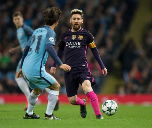 01.11.2016, Etihad Stadium, Manchester, ENG, UEFA CL, Manchester City vs FC Barcelona Barca Gruppe C, im Bild Lionel Messi of Barcelona (right) plays the ball past David Silva of Manchester City Lionel Messi of Barcelona (right) plays the ball past David Silva of Manchester City during the UEFA Champions League group C match between Manchester City and FC Barcelona at the Etihad Stadium in Manchester, Great Britain on 2016 11 01. Manchester  EP_fil  