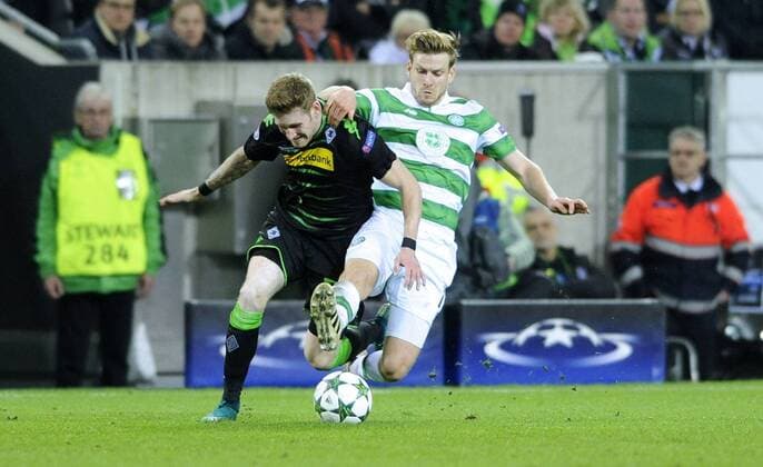 Fussball, UEFA Champions League, Herren, Saison 2016 2017, Gruppe C, 4. Spieltag, Borussia Park Mönchengladbach, Bor. Mönchengladbach (schwarz) - Celtic Glasgow (grün) 1:1; Andre Hahn (Gladbach), James Forrest (Celtic), Aktion.