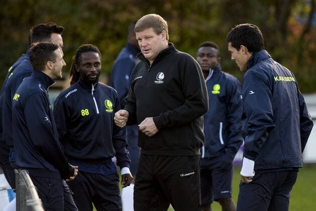 Gent s Danijel Milicevic, Jeremy Taravel, Gent s Dieumerci Ndongala, Gent s head coach Hein Vanhaezebrouck and Gent s Jeremy Perbet pictured during a training session of Belgian soccer team KAA Gent, Wednesday 02 November 2016, in Gent. Tomorrow Gent is playing Ukrainian club FC Shakhtar Donetsk in the fourth match of the group stage of the Europa League competition, in Group H. JASPERxJACOBS  x04970791x