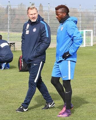 SOCCER - EL, A.Wien vs Roma, preview STEINBRUNN,AUSTRIA,02.NOV.16 - SOCCER - UEFA Europa League, group stage, FK Austria Wien vs AS Roma, preview, training of A.Wien. Image shows head coach Thorsten Fink and Olarenwaju Kayode (A.Wien). GEPAxpictures xChristianxOrt