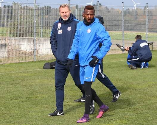SOCCER - EL, A.Wien vs Roma, preview STEINBRUNN,AUSTRIA,02.NOV.16 - SOCCER - UEFA Europa League, group stage, FK Austria Wien vs AS Roma, preview, training of A.Wien. Image shows head coach Thorsten Fink and Olarenwaju Kayode (A.Wien). GEPAxpictures xChristianxOrt