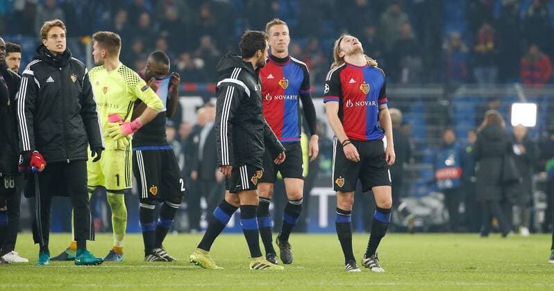 01.11.2016 St Jakob Stadion Basel , SCHWEIZ , Herren Fussball UEFA Champions League FC Basel - Paris Saint Germain Matias Delgado , Marc Janko und Birkir Bjarnason (FC Basel) entäuscht 