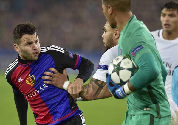 Li. Renato Steffen, FCB, re. Layvin Kurzawa, Torhueter Alphonse Areola, PSG, FC Basel - Paris Saint Germain, Champions League, Fussball, 01.11.2016 