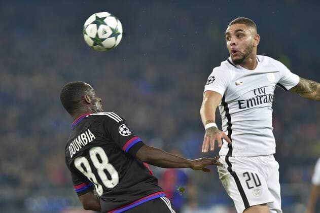 Li. Seydou Doumbia, FCB, re. Layvin Kurzawa, PSG, FC Basel - Paris Saint Germain, Champions League, Fussball, 01.11.2016 