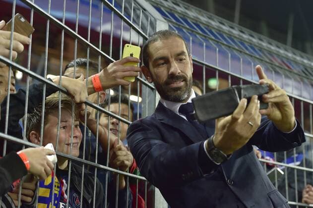 Ex Fussballspieler Robert Pires, FRA, macht Fotos mit Fans, FC Basel - Paris Saint Germain, Champions League, Fussball, 01.11.2016 