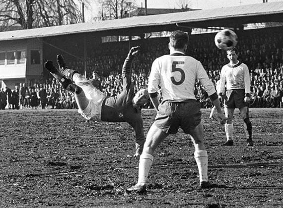 Uwe SEELER, Deutschland, Hamburger SV, bei einem Fallrueckzieher; r.: Willy SCHROEDER vom SV Werder Bremen; Schwarzweiss-Aufnahme