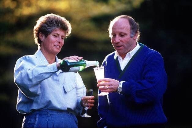 07SN_Seeler_1086SP.jpg Uwe SEELER, Deutschland, Fussball, und seine Ehefrau Ilka stossen mit einem Glas Sekt an, privat, QF Â
