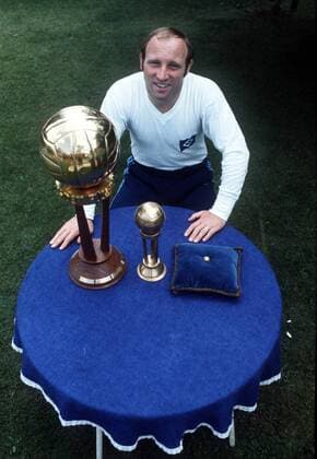 14SN_Seeler_1108SP.jpg Uwe SEELER, Deutschland, Fussball, Hamburger SV, mit der Trophaee des Fussballer des Jahres, sitzt an einem Tisch, HF Â
