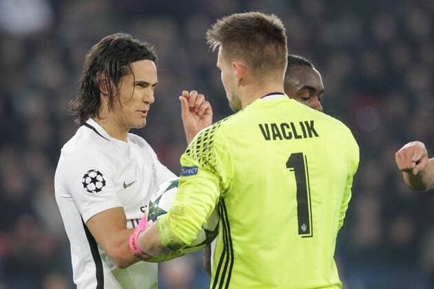 01 11 2016. Basel, Switzerland. Edinson Cavani (Paris Saint Germain) and Vaclik (fc bale) in action during the champions league match against FC Basel Paris Saint Germain at St. Jakob Park in Basel, Switzerland xlaurent.lairysx  ActionPlus11806881