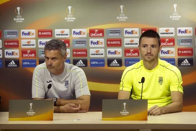 Head coach of Villarreal CF, Fran Escriba (L), and player Antonio Rukavina attend a press conference PK Pressekonferenz following a training session held in Villarreal, Spain, 02 November 2016. Villarreal CF will face Osmanlispor FK in a UEFA Europa League groups strage soccer match on 03 November. EFE Domenech Castello Villarreal CF press conference !ACHTUNG: NUR REDAKTIONELLE NUTZUNG!  GRA048 20161102-636136928613318526