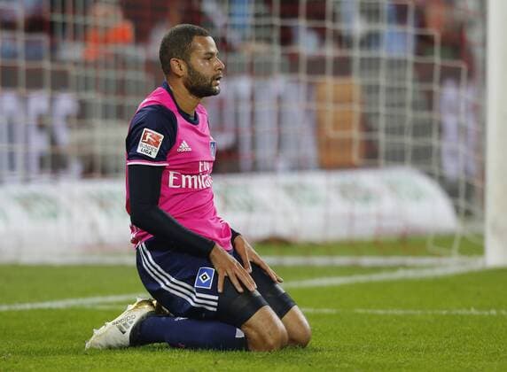 Koeln, Germany 30.10.2016, 1. Bundesliga 9. Spieltag, 1. FC Koeln - Hamburger SV, Ashton Goetz (Hamburg) kniet auf dem Rasen. ( DeFodi512