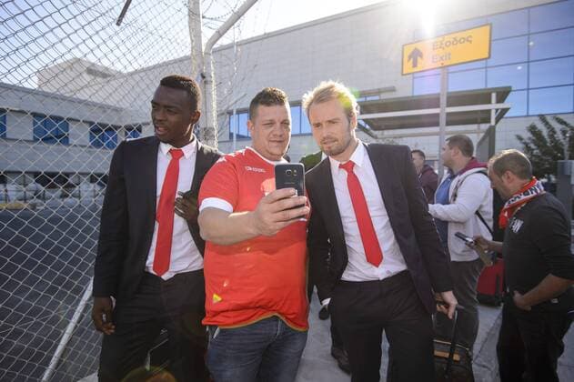 Standard s goalkeeper Jean-Francois Gillet poses with a fan at the arrival of Belgian first league soccer team Standard de Liege at the airport in Athens, Greece, Wednesday 02 November 2016. Tomorrow Standard is playing the fourth game of the group stage of the Europa League competition against Greek club Panathinaikos F.C., in Group G. NICOLASxLAMBERT  x04971091x
