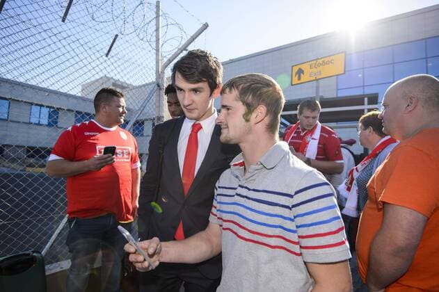 Standard s Benito Raman poses with a fan at the arrival of Belgian first league soccer team Standard de Liege at the airport in Athens, Greece, Wednesday 02 November 2016. Tomorrow Standard is playing the fourth game of the group stage of the Europa League competition against Greek club Panathinaikos F.C., in Group G. NICOLASxLAMBERT  x04971095x