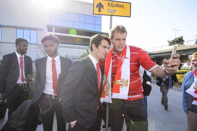 Standard s Benito Raman poses with a fan at the arrival of Belgian first league soccer team Standard de Liege at the airport in Athens, Greece, Wednesday 02 November 2016. Tomorrow Standard is playing the fourth game of the group stage of the Europa League competition against Greek club Panathinaikos F.C., in Group G. NICOLASxLAMBERT  x04971096x