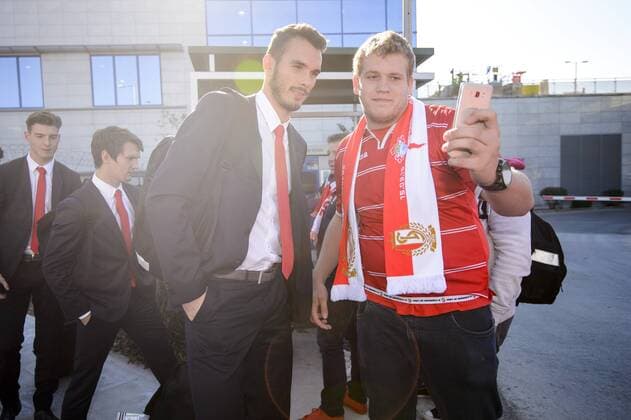 Standard s goalkeeper Guillaume Hubert poses with a fan at the arrival of Belgian first league soccer team Standard de Liege at the airport in Athens, Greece, Wednesday 02 November 2016. Tomorrow Standard is playing the fourth game of the group stage of the Europa League competition against Greek club Panathinaikos F.C., in Group G. NICOLASxLAMBERT  x04971097x