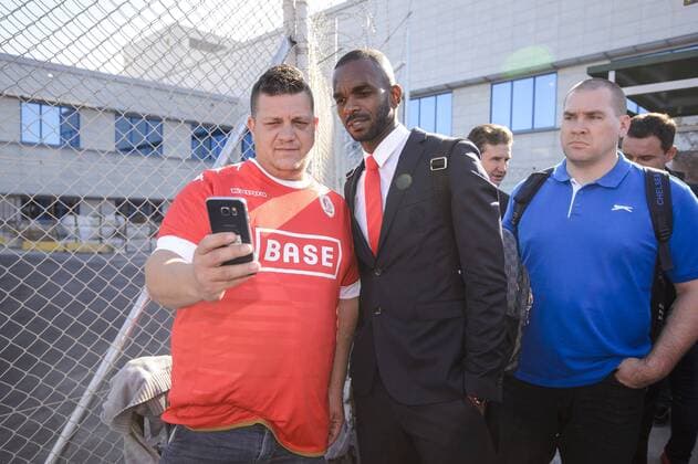 Standard s William Ribeiro Soares poses with a fan at the arrival of Belgian first league soccer team Standard de Liege at the airport in Athens, Greece, Wednesday 02 November 2016. Tomorrow Standard is playing the fourth game of the group stage of the Europa League competition against Greek club Panathinaikos F.C., in Group G. NICOLASxLAMBERT  x04971094x