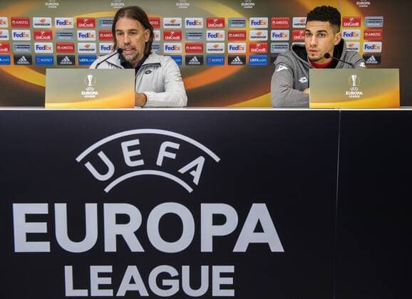 Mainz head coach Swiss Martin Schmidt and Mainz defender Leon Balogun pictured during a press conference PK Pressekonferenz of German soccer club 1. FSV Mainz 05, Wednesday 02 November 2016 in Brussels. Tomorrow Mainz is playing the fourth game of the group stage of the Europa League competition against Belgian team RSC Anderlecht, in the group C. LAURIExDIEFFEMBACQ  x04971197x
