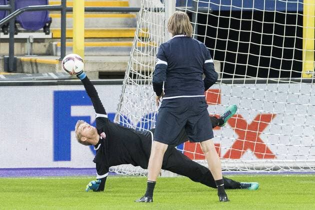 Mainz goalkeeper Jonas Lossl pictured in action during a training session of German soccer club 1. FSV Mainz 05, Wednesday 02 November 2016 in Brussels. Tomorrow Mainz is playing the fourth game of the group stage of the Europa League competition against Belgian team RSC Anderlecht, in the group C. LAURIExDIEFFEMBACQ  x04971212x