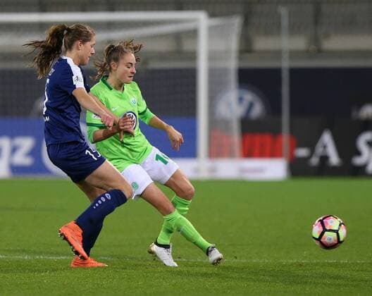 VfL vs Potsdam, Frauen Wolfsburg, Deutschland. 02.11.2016, FUßBALL - VfL Wolfsburg vs 1. FFC Turbine Potsdam, 1. Allianz Frauen Bundesliga, Saison 2016-17. Bild zeigt: Inka Wesely (Turbine Potsdam), Tesse Wullaert (VfL Wolfsburg) Wolfsburg