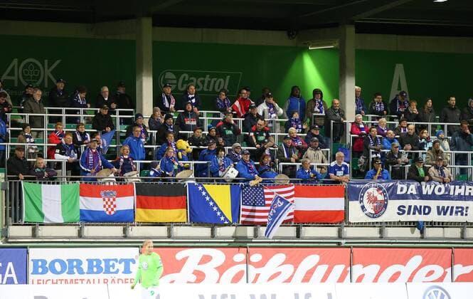 VfL vs Potsdam, Frauen Wolfsburg, Deutschland. 02.11.2016, FUßBALL - VfL Wolfsburg vs 1. FFC Turbine Potsdam, 1. Allianz Frauen Bundesliga, Saison 2016-17. Bild zeigt: Turbine Potsdam Fans Wolfsburg