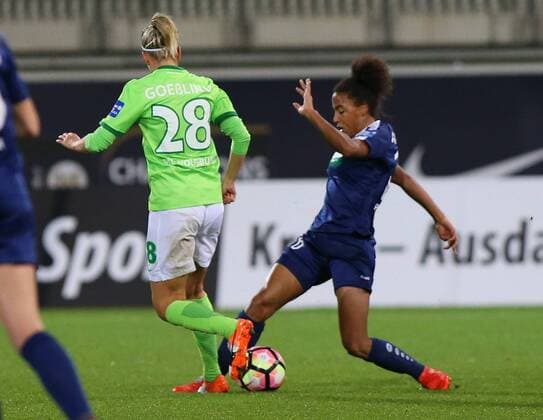 VfL vs Potsdam, Frauen Wolfsburg, Deutschland. 02.11.2016, FUßBALL - VfL Wolfsburg vs 1. FFC Turbine Potsdam, 1. Allianz Frauen Bundesliga, Saison 2016-17. Bild zeigt: Aigbogun (Turbine Potsdam), Lena Goeßling (VfL Wolfsburg) Wolfsburg