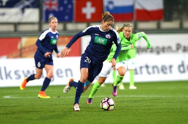 VfL vs Potsdam, Frauen Wolfsburg, Deutschland. 02.11.2016, FUßBALL - VfL Wolfsburg vs 1. FFC Turbine Potsdam, 1. Allianz Frauen Bundesliga, Saison 2016-17. Bild zeigt: Bianca Schmidt (Turbine Potsdam), Isabel Kerschowski (VfL Wolfsburg) Wolfsburg