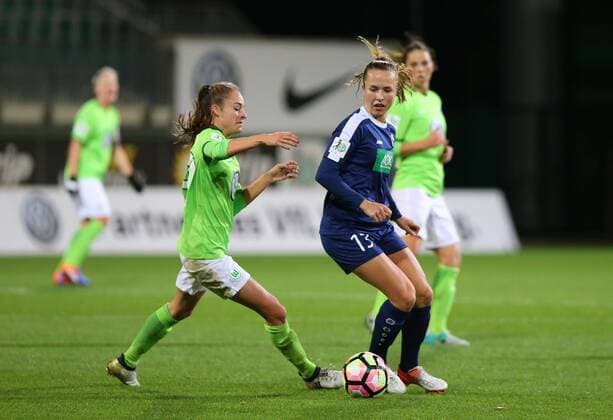 VfL vs Potsdam, Frauen Wolfsburg, Deutschland. 02.11.2016, FUßBALL - VfL Wolfsburg vs 1. FFC Turbine Potsdam, 1. Allianz Frauen Bundesliga, Saison 2016-17. Bild zeigt: Tesse Wullaert (VfL Wolfsburg), Lia Joelle Wälti (Turbine Potsdam) Wolfsburg