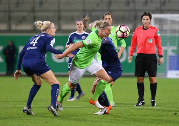 VfL vs Potsdam, Frauen Wolfsburg, Deutschland. 02.11.2016, FUßBALL - VfL Wolfsburg vs 1. FFC Turbine Potsdam, 1. Allianz Frauen Bundesliga, Saison 2016-17. Bild zeigt: Johanna Elsig (Turbine Potsdam), Alexandra Popp (VfL Wolfsburg) Wolfsburg