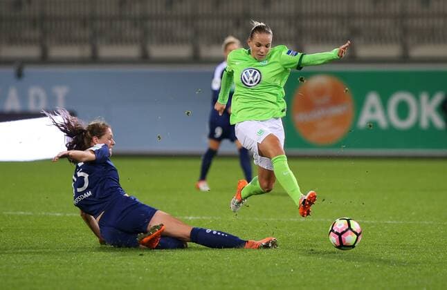 VfL vs Potsdam, Frauen Wolfsburg, Deutschland. 02.11.2016, FUßBALL - VfL Wolfsburg vs 1. FFC Turbine Potsdam, 1. Allianz Frauen Bundesliga, Saison 2016-17. Bild zeigt: Inka Wesely (Turbine Potsdam), Isabel Kerschowski (VfL Wolfsburg) Wolfsburg