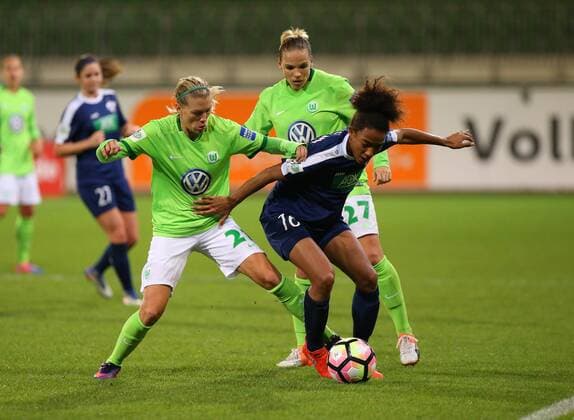 VfL vs Potsdam, Frauen Wolfsburg, Deutschland. 02.11.2016, FUßBALL - VfL Wolfsburg vs 1. FFC Turbine Potsdam, 1. Allianz Frauen Bundesliga, Saison 2016-17. Bild zeigt: Lara Dickenmann (VfL Wolfsburg), Aigbogun (Turbine Potsdam) Wolfsburg